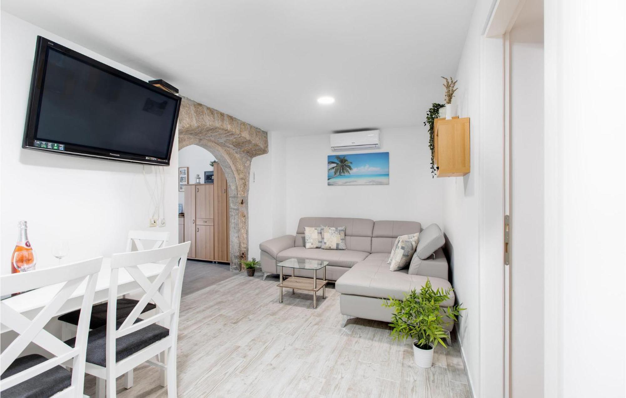 Gorgeous Apartment In Krk With Wifi Punat Exterior photo